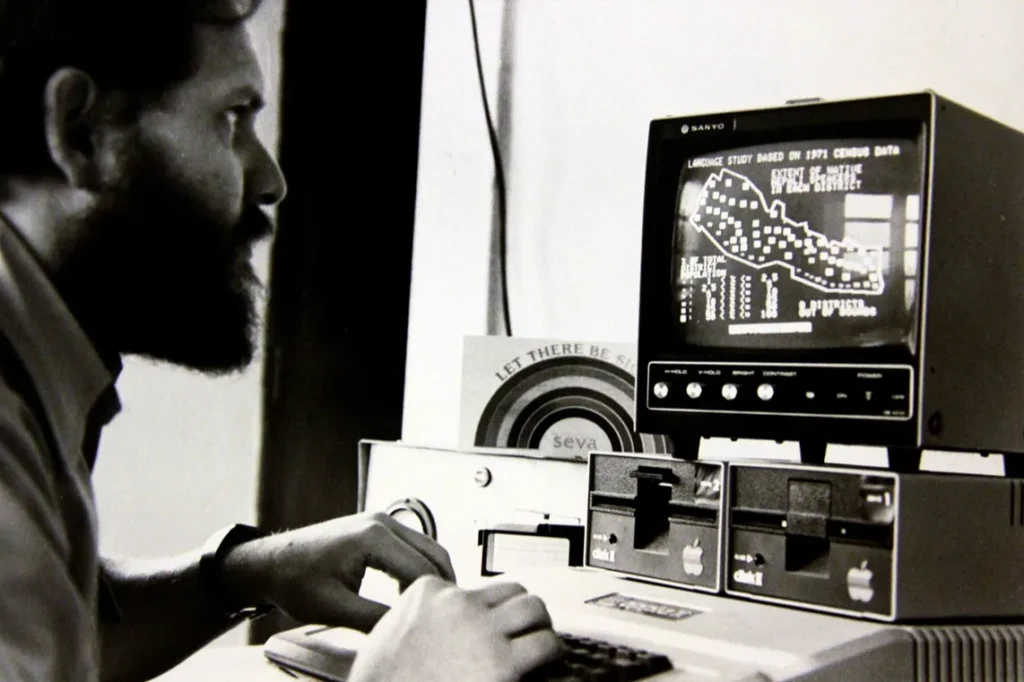 Larry Brilliant en Katmandú en 1980, haciendo una encuesta sobre la ceguera. La computadora fue una donación de Steve Jobs.